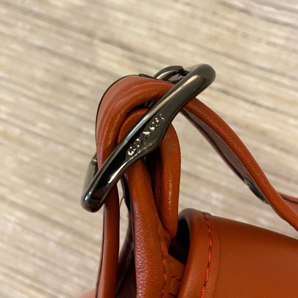 Coach glove tanned leather saddle bag- perfect for fall! - Picture 6 of 11